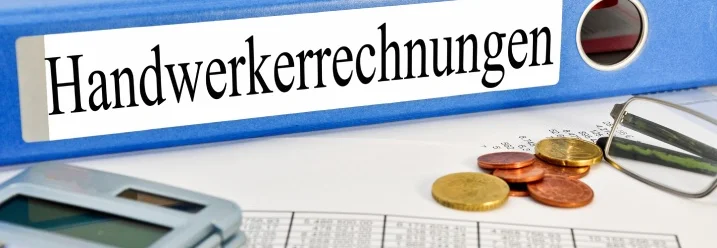 Blauer Ordner mit der Aufschrift 'Handwerkerrechnungen' neben einem Taschenrechner und Münzen.